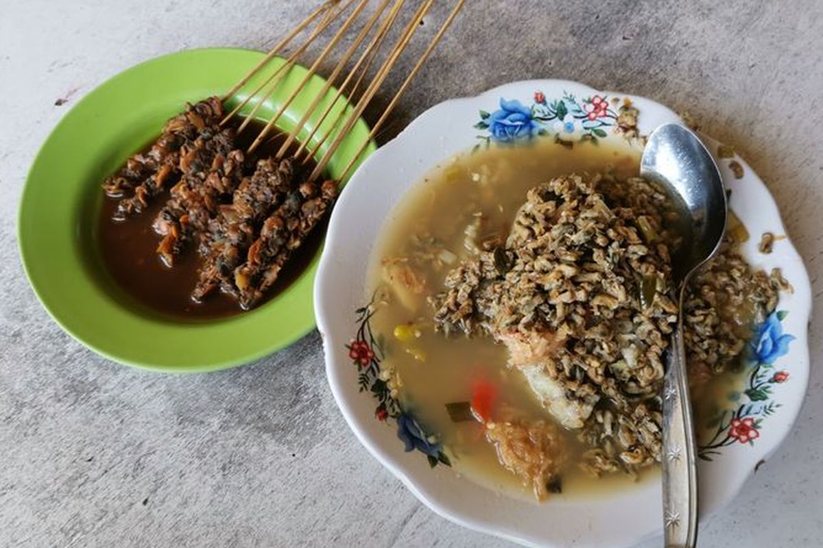 Ilustrasi sate kerang dan lontong kupang, kuliner khas Sidoarjo.