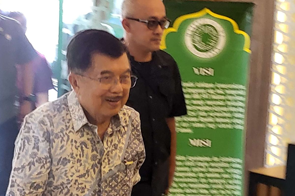 Wapres ke10 dan 12 RI yang juga Ketua Umum Dewan Masjid Indonesia (DMI) Jusuf Kalla saat tiba di Gedung Majelis Ulama Indonesia (MUI) Jakarta Pusat, Rabu (17/7/2024).
