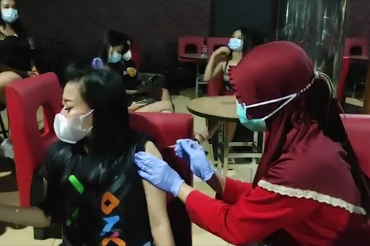 Salah satu pemandu lagu tempat hiburan malam di Pacitan Jawa Timur, menerima suntikan vaksinasi covid-19, Sabtu (06/11/2021).