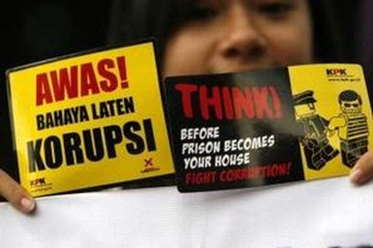 Para pelajar yang tergabung dalam Gerakan Pelajar (SMU, SMK, MA) DKI Jakarta menggelar aksi simpatik pelajar bicara korupsi di depan Kantor Komisi Pemberantasan Korupsi, Jakarta, Jumat (20/6). Aksi tersebut sebagai bentuk dukungan moral bagi KPK dalam membasmi korupsi.