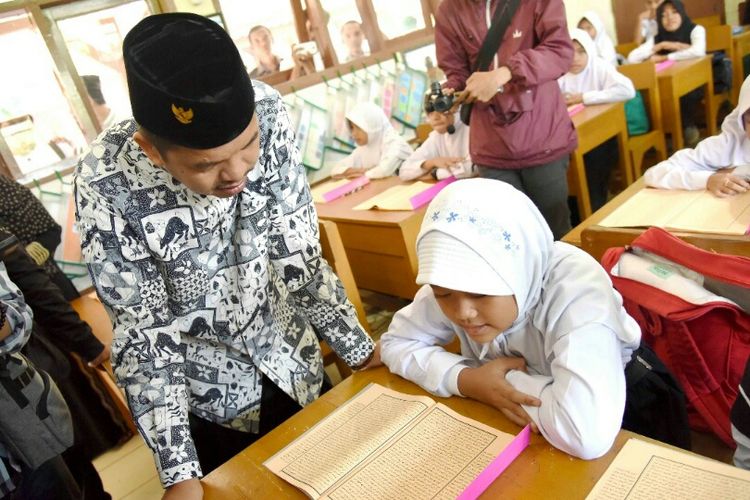 Dedi Mulyadi saat mendampingi siswa belajar agama. Selama bulan puasa tahun ini pPara siswa di Purwakarta mendapat pelajaran baca tulis Al Quran dan Kitab Kuning oleh para guru madrasah di setiap wilayahnya. 