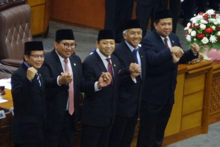 Lima pimpinan DPR RI usai pelantikan Ketua DPR RI Setya Novanto di Kompleks Parlemen, Senayan, Jakarta, Rabu (30/11/2016)