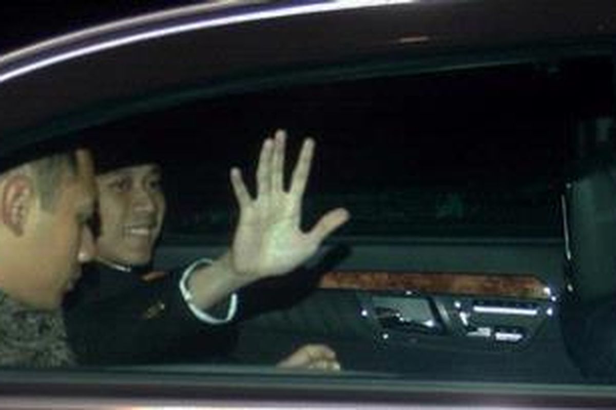 Anak kedua dari Susilo Bambang Yudhoyono, Edhie Baskoro Yudhoyono melambaikan tangan saat tiba di kediaman Hatta Rajasa untuk mengikuti prosesi malam Midodareni jelang pernikahannya dengan Siti Rubi Aliya Rajasa, di kawasan Fatmawati, Jakarta, Selasa (22/11/2011) malam. Akad nikah akan dilangsungkan pada 24 November di Istana Cipanas. 