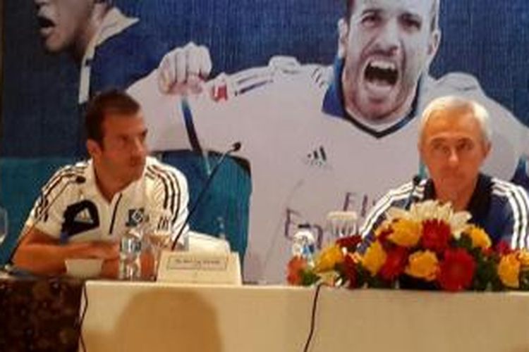 Kapten Hamburg SV, Rafael Van Der Vaart (kiri), dan pelatih Bert Van Marwijk, saat jumpa pers di Hotel Shangri-La, Jakarta, Minggu (5/1/2014)
