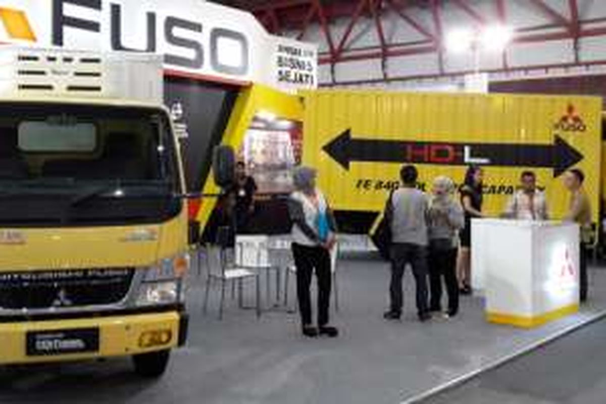 Mitsubishi Fuso dalam pameran Indonesia Transport, Supply Chain & Logistics 2016.