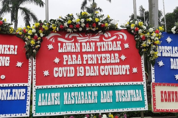 Karangan bunga di Markas Kodam Jaya yang mengatasnamakan Aliansi Masyarakat Adat Nusantara (AMAN).