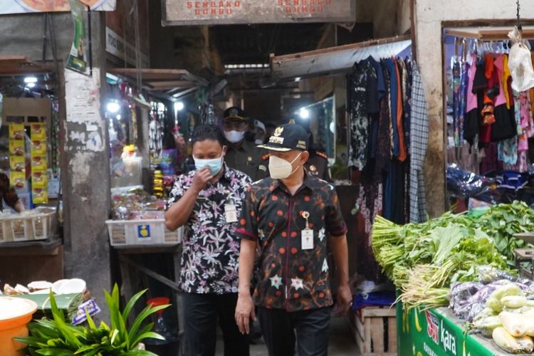 Bupati Jepara, Jawa Tengah Dian Kristiandi melakukan monitoring pangan di sejumlah pasar tradisional di Kabupaten Jepara, Kamis (14/4/2022).