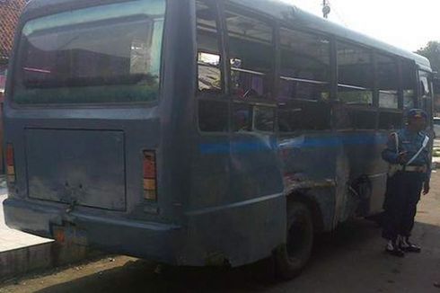 Lawan Arus dan Terobos Perlintasan, Bus TNI AL Tertabrak KRL di Kemayoran