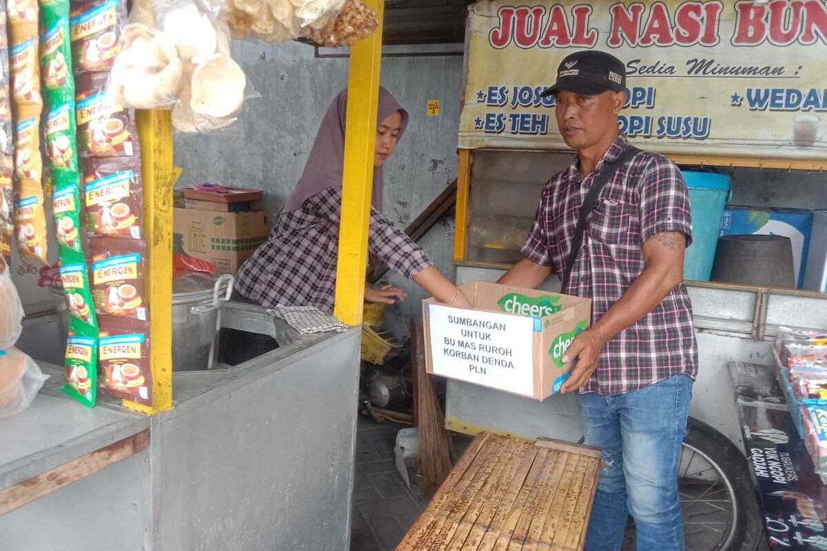Komunitas PKL melakukan penggalangan dana, Jumat (25/4/2025). Aksi tersebut menanggapi masalah tagihan listrik sebesar Rp. 12,7 juta yang diterima Masruroh, penjual gorengan asal Dusun Blimbing, Desa Kwaron, Kecamatan Diwek, Kabupaten Jombang, Jawa Timur.