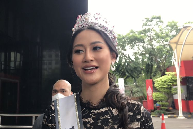 Puteri Indonesia 2020 Roro Ayu Maulida Putri saat ditemui di Gedung Merah Putih KPK Selasa (24/5/2022)