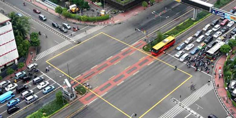 Yellow Box Junction di Persimpangan Sarinah.