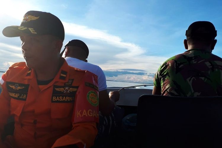 Tim SAR Basrnas Kota Tarakan menuju lokasi kecelakaan speedboat yang menabarak pohon bakau. Nasib dua penumpang speedboat yang menabrak pohon bakau di perairan Pulau Sadau Kota Tarakan Kalimantan Utara itu belum diketahui.