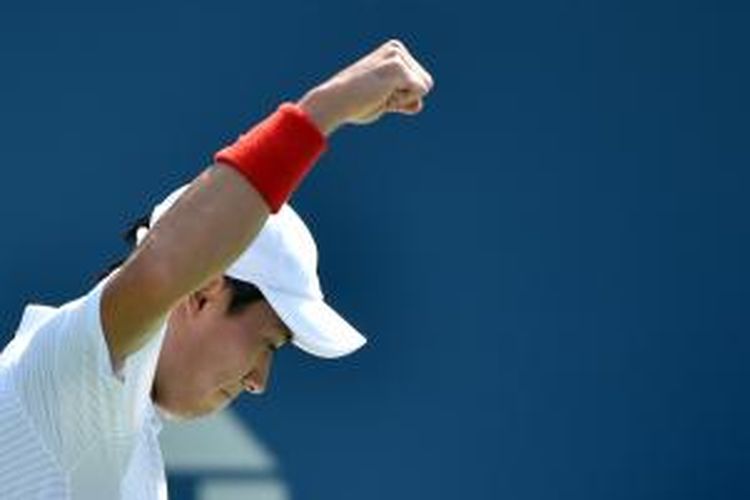 Petenis Jepang, Kei Nishikori, bereaksi setelah meraih poin atas petenis Serbia, Novak Djokovic, pada semifnal AS Terbuka di USTA Billie Jean King National Tennis Center, New York, Sabtu (6/9/2014).