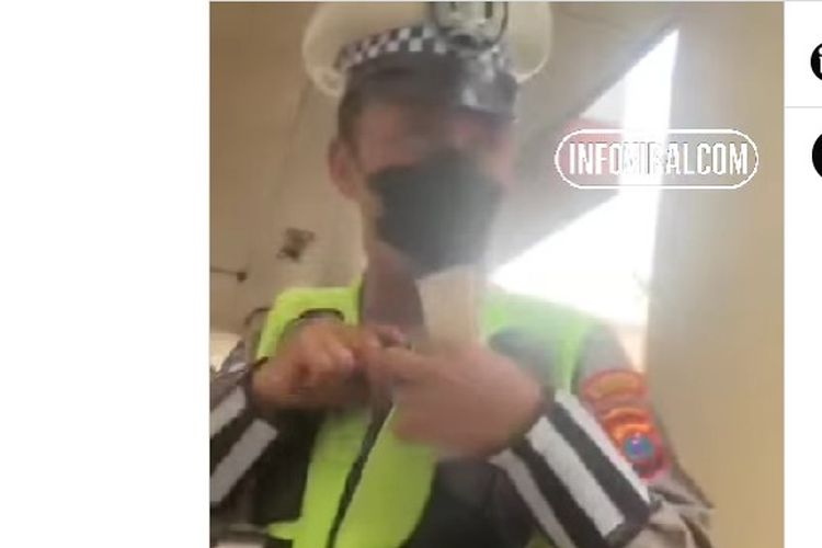 Aiptu R Napitupulu, personel Satlantas Polrestabes Medan, Sumatera Utara, melakukan pungutan liar terhadap pengendara sepeda motor yang hendak dia tilang.