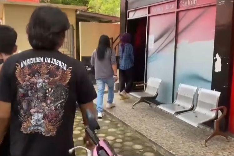 ST Kholila Oktavia, saat digiring ke ruang Satreskrim Polres Bengkulu Selatan. 