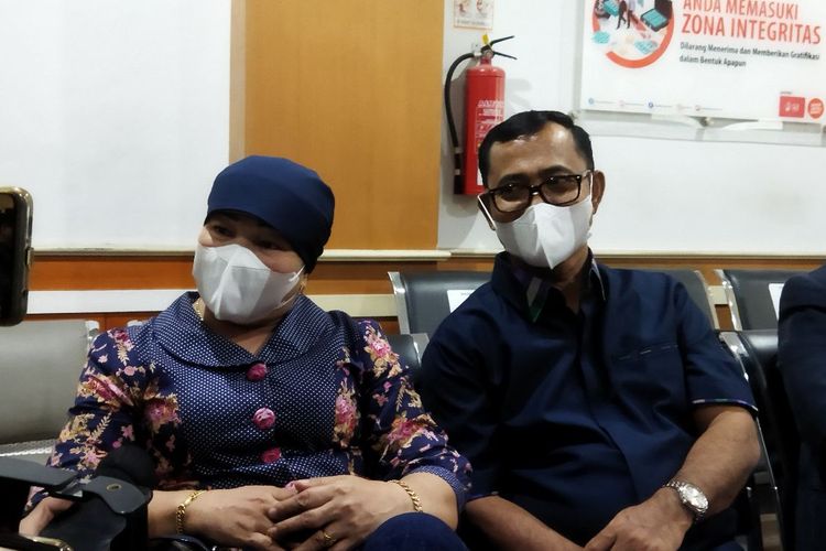 Orangtua mendiang Bibi Andriansyah sebagai penggugat saat ditemui sebelum persidangan hak perwakilan Gala Sky Andriansyah dengan Doddy Sudrajat sebagai tergugat di Pengadilan Agama (PA) Jakarta Barat, Rabu (12/1/2022).