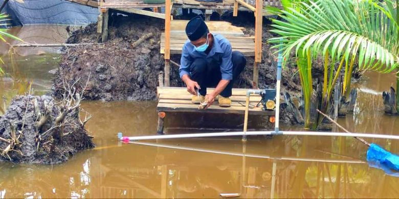 Erwin (45) warga Desa Gemuruh Kecamatan Kundur Barat, Kabupaten Karimun, Provinsi Kepulauan Riau (Kepri) kembangkan usaha budidaya kepiting. 