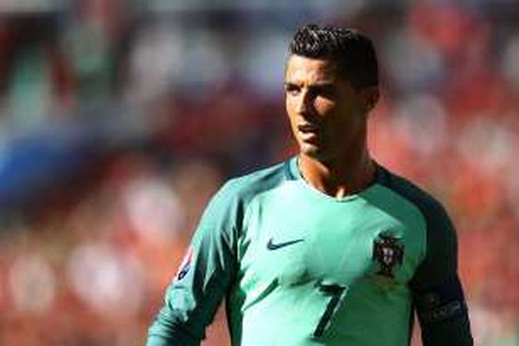 Salah satu ekspresi kapten Portugal, Cristiano Ronaldo, saat tampil pada pertandingan Grup F Piala Eropa 2016 melawan Hungaria di Stade des Lumieres, Lyon, Rabu (22/6/2016). 