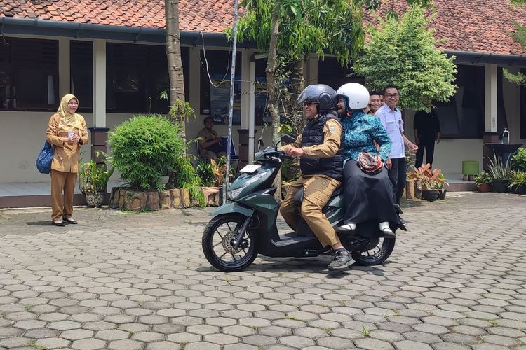 Hemat BBM, Bupati Temanggung Naik Motor Saat Kunjungan Kerja di dalam Kota