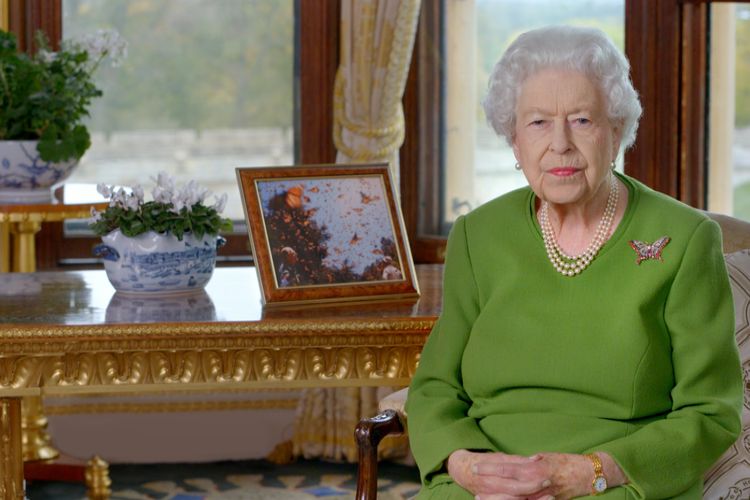 Foto dari video yang dirilis Istana Buckinghame pada Senin (1/11/2021), memperlihatkan Ratu Elizabeth II menyampaikan pesan untuk menyambut hadirin KTT iklim COP26 Glasgow di Skotlandia.