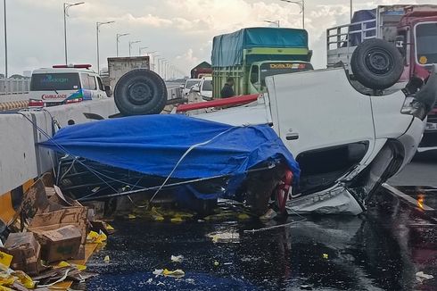 Ditabrak Truk dari Belakang, Pikap Muatan Minyak Goreng Terbalik di Jembatan Suramadu