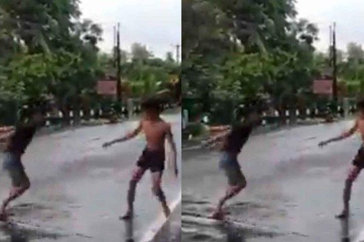 Tangkapan layar dua remaja berkelahi di pinggir jalan Buleleng, Bali.