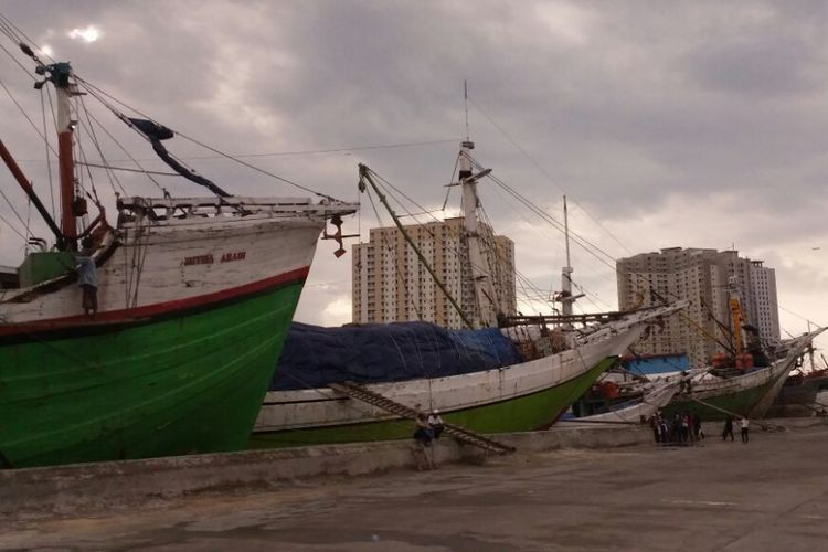 Suasana sore hari di Pelabuhan Sunda Kelapa, Jakarta Utara, Jumat (30/6/2017). Deretan kapal sedang bersandar sambil menunggu muatan barang.