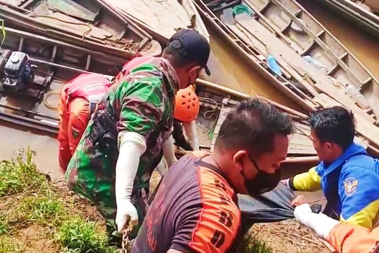 Petugas gabungan mengevakuasi jenazah korban tenggelam di Sungai Batang Lubuh, Kabupaten Rokan Hulu, Riau, Minggu (9/1/2022).