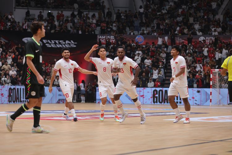 Aksi para pemain Timnas futsal Indonesia saat melawan Australia di Indonesia Arena, Senayan, Jakarta Pusat, Sabtu (1/11/2025).