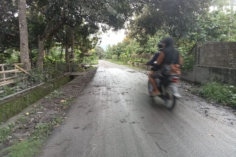 Pengendara sepeda motor sedang melintas di jalan Desa Klantanlo, Kecamatan Wulanggitang, Rabu (17/1/2024)