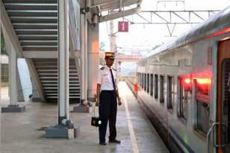 Petugas mengatur kedatangan kereta di Stasiun Parung Panjang, Banten, yang telah direnovasi, Senin (23/5/2016). Tiga stasiun kereta komuter di wilayah Jabodetabek, yaitu Stasiun Kebayoran, Stasiun Parung Panjang, dan Stasiun Maja, direnovasi menjadi lebih modern untuk mengakomodasi jumlah penumpang yang semakin banyak.