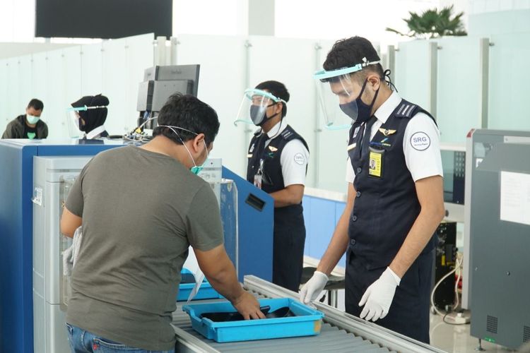 Ilustrasi Aviation Security memeriksa barang bawaan penumpang pesawat.