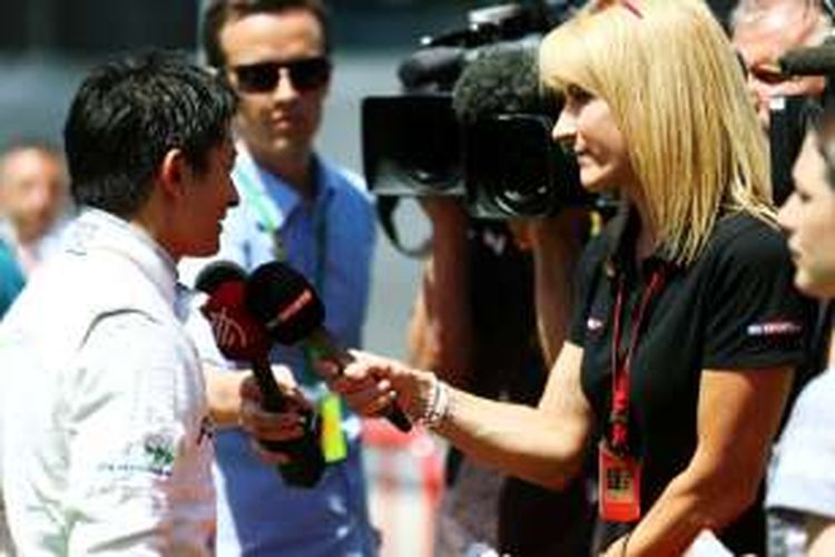 Pebalap Manor Racing asal Indonesia, Rio Haryanto (kiri), menjawab pertanyaan reporter Sky Sports F1, Rachel Brookes, setelah sesi kualifikasi GP Spanyol di Sirkuit de Barcelona-Catalunya, Sabtu (14/5/2016).