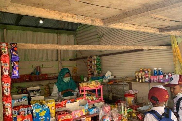 Seorang ibu penjual jajanan di kantin SD.