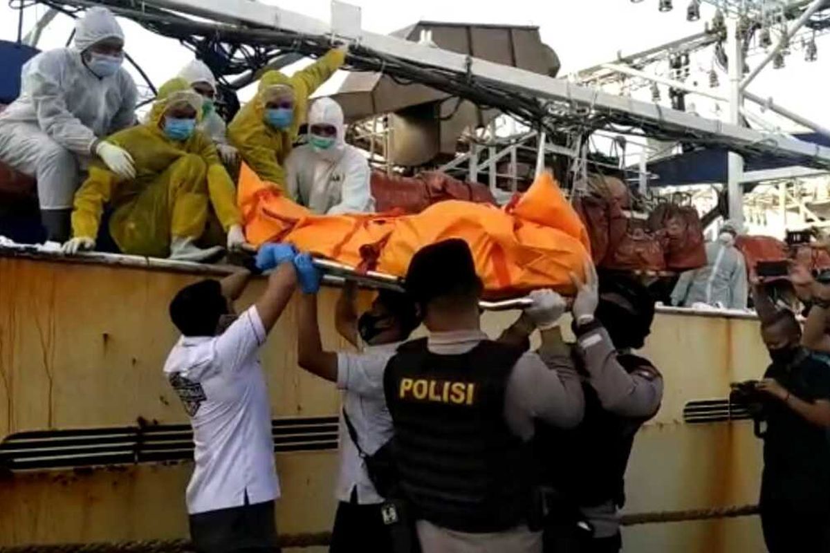 A joint team evacuate the body of Indonesian crew member Hasan Afriandi who found dead in Lu Huang Yuan Yu 118 ship, a Chinese flag-bearing vessel.  