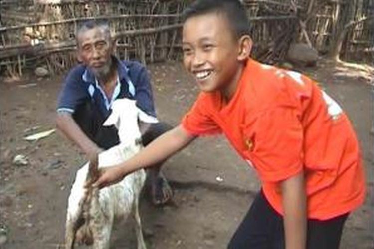 Abdur Rasyid (48), warga setempat yang memiliki kambing tersebut mengatakan kambing yang dibelinya di pasar hewan di Kecamatan Besuki itu memiliki dua alat kelamin.