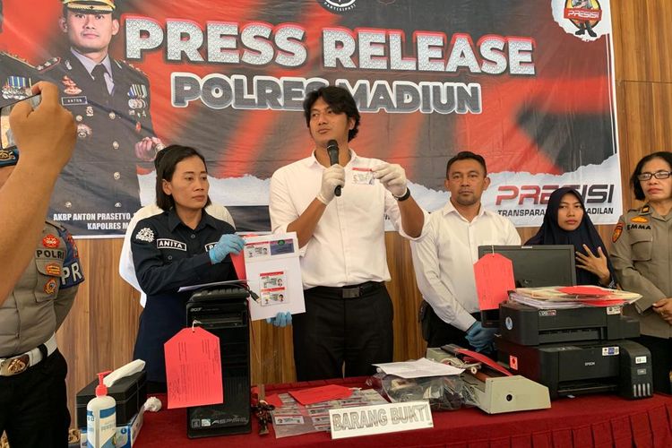 SIM PALSU--Kasat Reskrin Polres Madiun, AKP Danang Eko Abrianto menunjukkan sim BII Umum palsu yang dibuat tersangka JR. 