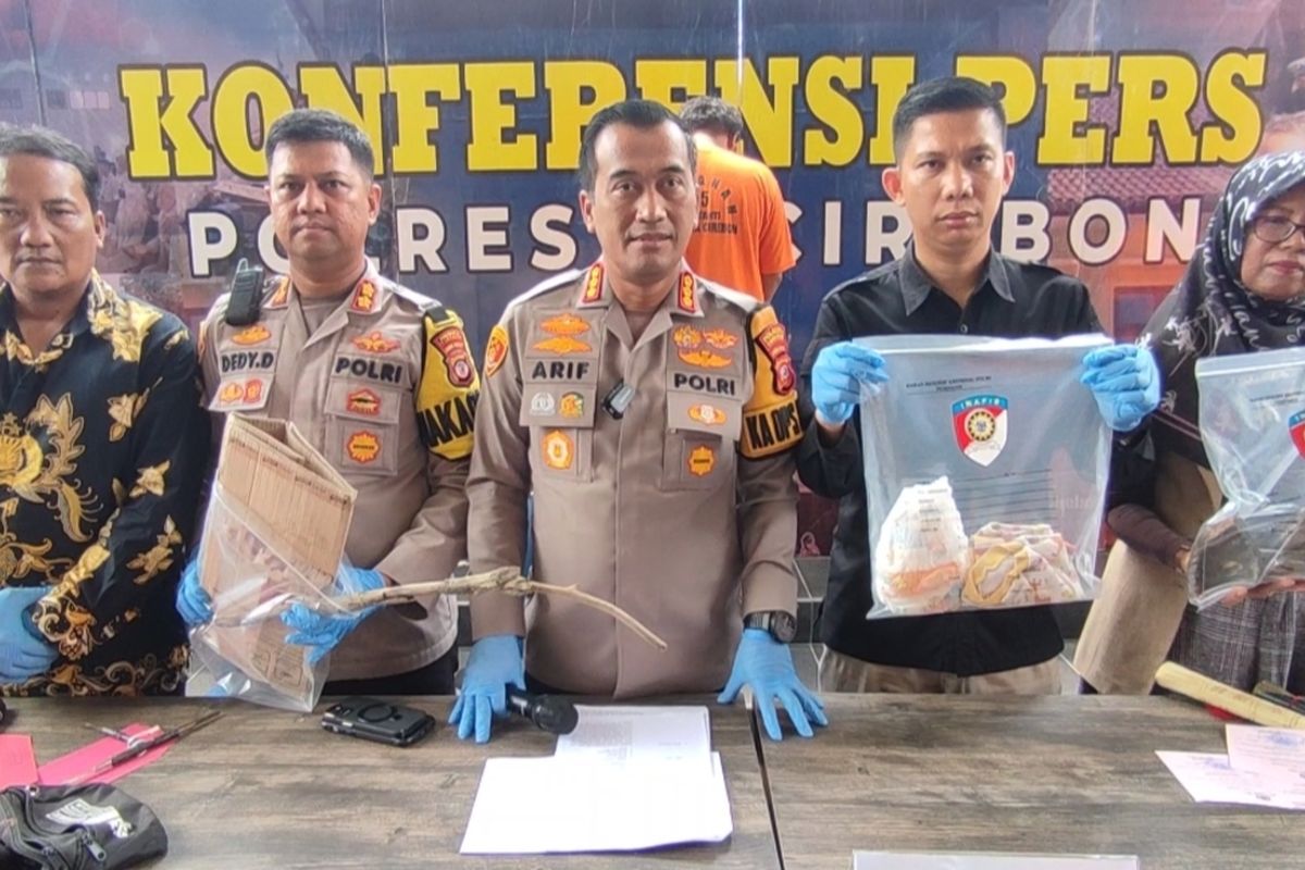 Kapolresta Cirebon Kombes pol Arif Budiman (tengah) bersama jajaran menunjukan barang bukti ungkap kasus pria bejat yang menculik dan mencabuli bayi 4 bulan di Kecamatan Kaliwedi Kabupaten Cirebon Jawa Barat, di Mapolresta Cirebon, Jumat (24/11/2023)