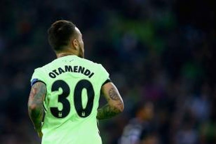 Nicolas Otamendi sempat dianggap sebagai pencetak gol Manchester City ke gawang Borussia Moenchengladbach, Rabu (30/9/2015). 