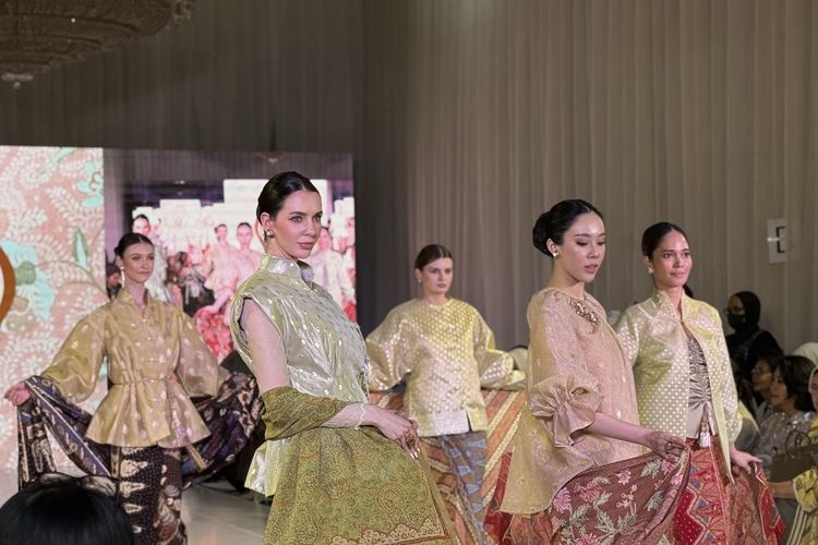 Danar Hadi kembali melangsungkan annual show di The Dharmawangsa, Jakarta Selatan, Kamis (5/2/2026). Kali ini, Danar Hadi menghadirkan tema Sekar Setaman yang fokus pada potret perempuan Indonesia.