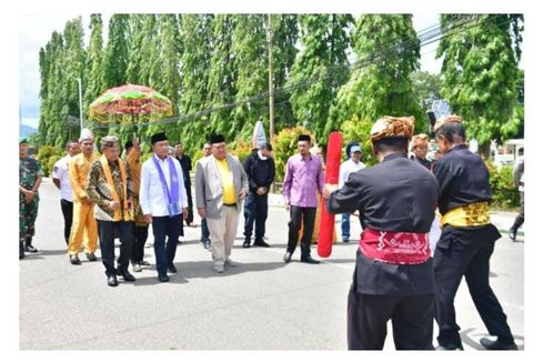 Adat Mopotilolo Sambut Kedatangan Menpora Zainudin Amali di Boalemo