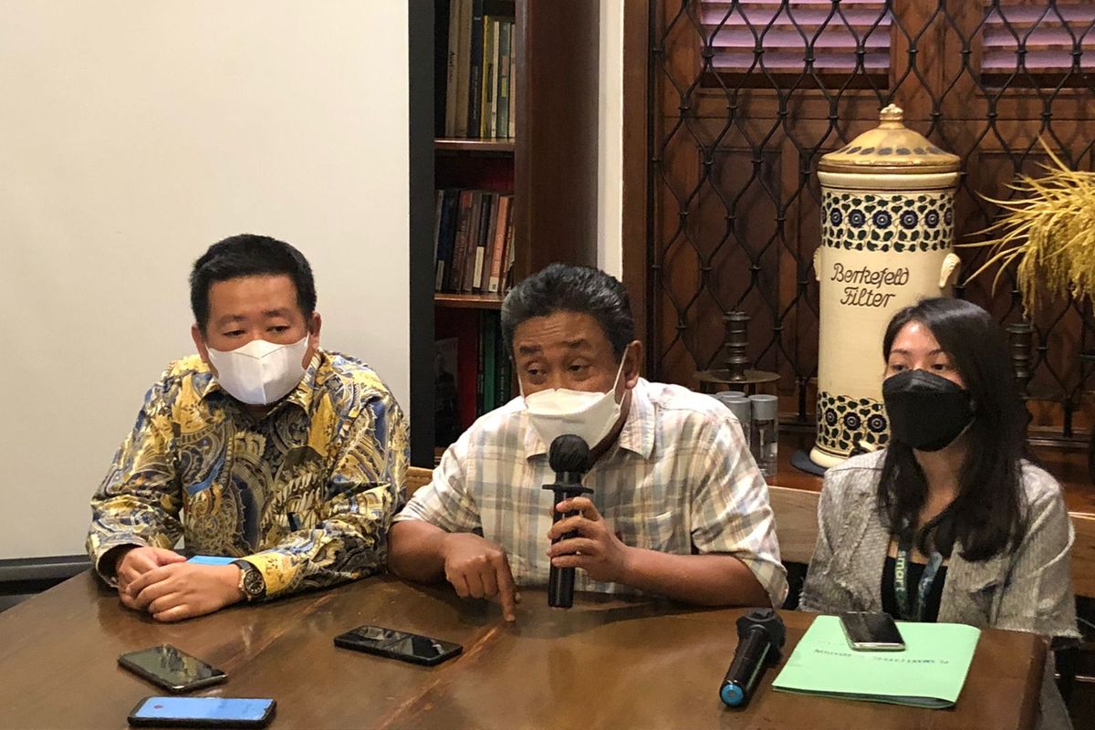 CEO Smart Aviation Pongky Majaya (tengah) bersama dengan Direktur Smart Aviation Winarso dan Executive Staff for BoD Jois Christine menjelaskan duduk perkara sewa hanggar di Malinau yang berujung pengusiran Susi Air. 