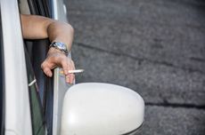 Pengemudi Merokok Marah Saat Ditegur, Ketahui Aturannya