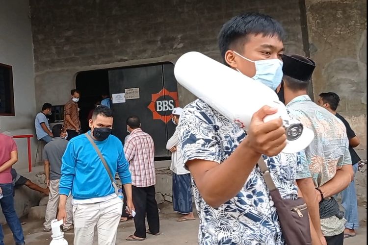 Warga di Mataram tampak antre untuk memperoleh oksigen di salah satu tempat pengisian gas oksigen di Kota Mataram, Sabtu (7/8/2021).
