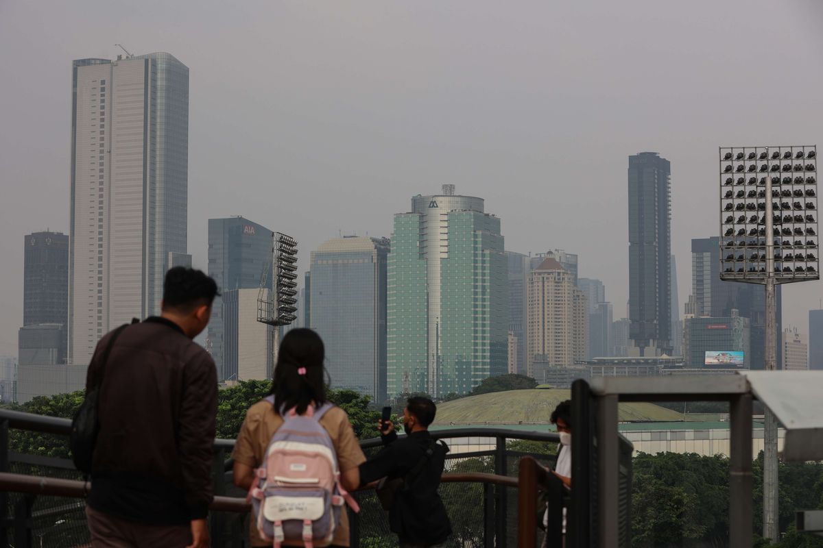 Kabut menyelimuti langit Jakarta, Rabu (3/8/2022). Pada bulan Juni 2022 lalu, DKI Jakarta dinobatkan sebagai daerah dengan kualitas udara terburuk pertama di dunia.