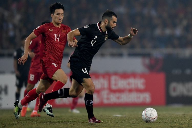 Duel perebutan bola antara Jodri Amat (4) dan Nguyen Hoang Duc (14) dalam laga leg kedua semifinal Piala AFF 2022 antara Vietnam vs Indonesia di Stadion My Dinh, Hanoi, 9 Januari 2023. (Photo by Nhac NGUYEN / AFP)