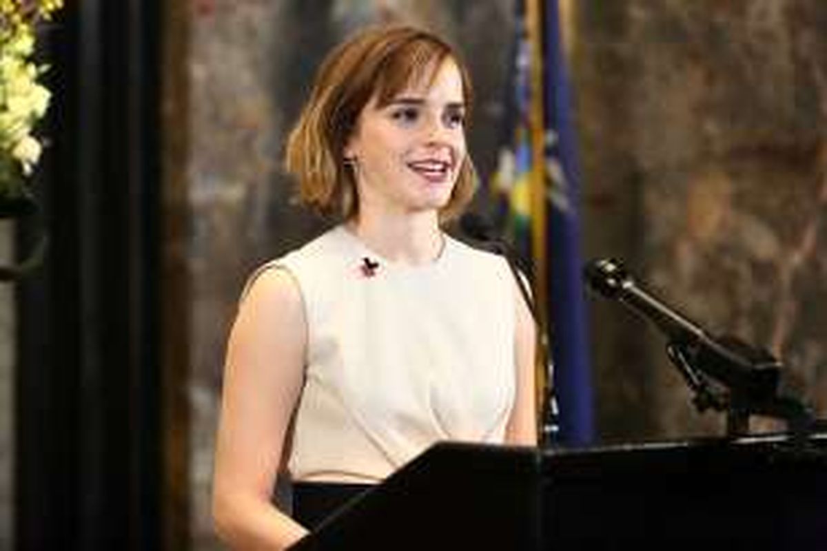 Emma Watson menjadi pembicara pada acara penyalaan lampu pink Empire State Building di New York, dalam rangka peringatan International Women's Day, Selasa (8/3/2016).
