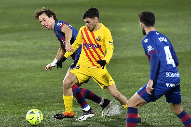 Gelandang serang Barcelona, Pedri, beraksi pada laga Liga Spanyol melawan Huesca, 3 Januari 2021.