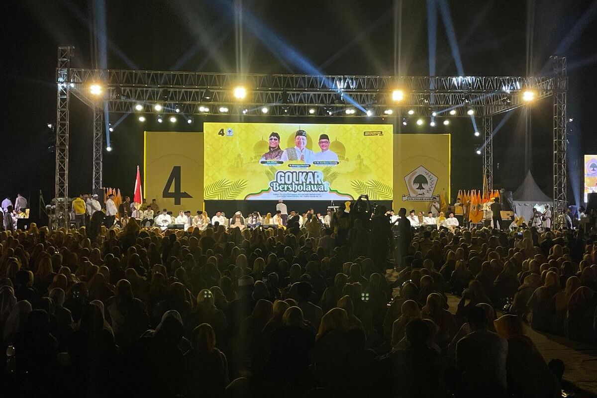 Ketua Umum Partai Golkar Airlangga Hartanto menghadiri acara Golkar Bershalwat di Lapangan Tenis Stadion Si Jalak Harupat, Soreang, Kabupaten Bandung, Jawa Barat pada Rabu (11/10/2023)