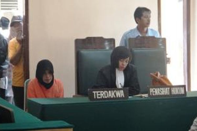 Siti Soleha (38), Warga Desa Yosorati, Kecamatan Sumberbaru, Jember Jawa TImur, saat disidang di Pengadilan Negeri Jember, Selasa (9/12/2014).